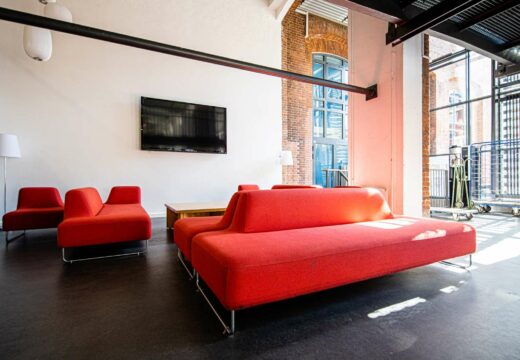 Røde sofaer i lounge på Kronprinsesse Sofies vej 35